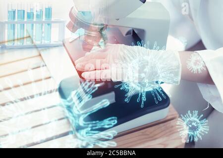 Medizinische Technologin oder Chemikaliologin, die im Laborraum arbeitet, weibliche Forscherin Medizin Mikrobiologie mit Mikroskop für Experimenttests Stockfoto