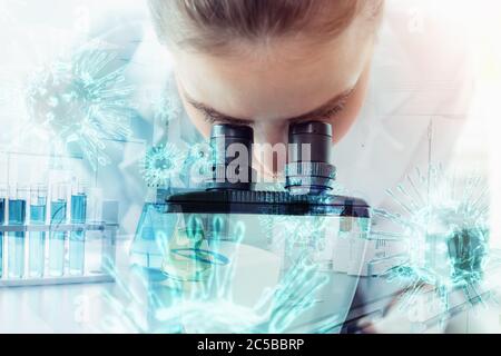 Medizinische Technologin oder Chemikaliologin, die im Laborraum arbeitet, weibliche Forscherin Medizin Mikrobiologie mit Mikroskop für Experimenttests Stockfoto