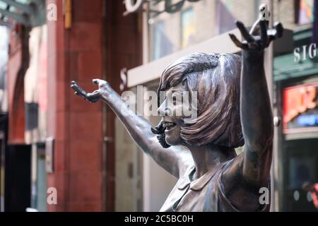 Statue der Cilla Black vor dem Cavern Club in der Mathew Street in Liverpool Stockfoto