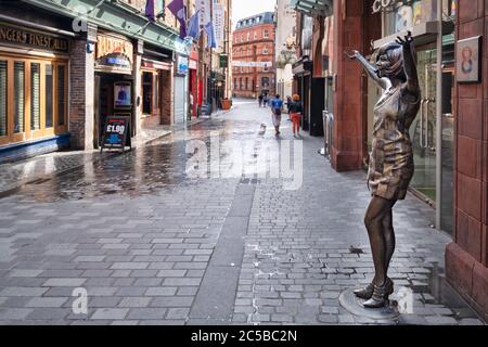 Blick auf die Mathew Street in Liverpool mit der Statue der Cilla Black neben dem berühmten Cavern Club Stockfoto