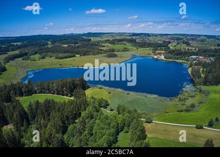 Aitrang, 01. Juli 2020. ELBSEE, ein Ziel für Wandern, Schwimmen und Mountainbiker auf einem kleinen Hügel bei Marktoberdorf.Luftdrohnenbild Mavic 2 pro. © Peter Schatz / Alamy Stock Photos Stockfoto