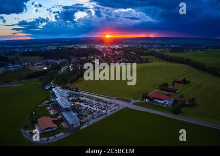 Marktoberdorf, 01. Juli 2020. Hotel WEITBLICK, ein Ort zum Urlaub und Entspannen. Luftdrohnenbild DJI Mavic 2 pro. © Peter Schatz / Alamy Stock Photos Stockfoto