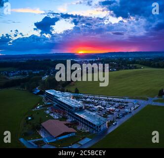 Marktoberdorf, 01. Juli 2020. Hotel WEITBLICK, ein Ort zum Urlaub und Entspannen. Luftdrohnenbild DJI Mavic 2 pro. © Peter Schatz / Alamy Stock Photos Stockfoto