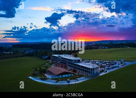 Marktoberdorf, 01. Juli 2020. Hotel WEITBLICK, ein Ort zum Urlaub und Entspannen. Luftdrohnenbild DJI Mavic 2 pro. © Peter Schatz / Alamy Stock Photos Stockfoto