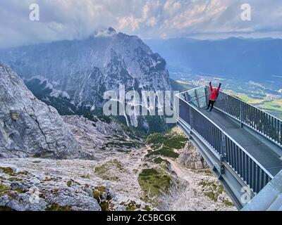 Garmisch-Partenkirchen, 25. Juni 2020. Wandern und Mountainbiken rund um die Zugspitze, den höchsten deutschen Berg und die Alpspitze mit Kreuzeckbahn und Alpspix Aussichtsplattform © Peter Schatz / Alamy Stock Photos Stockfoto