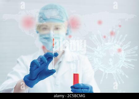 Coronavirus Medizintechnologin oder Chemikaliologin, die im Laborraum arbeitet, Forscherin Medizin Biochemie Blutexperiment Testen an Stockfoto