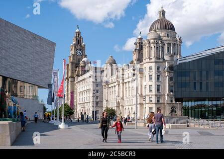 Straßenszene in Liverpool mit Blick auf die historischen Three Graces-Gebäude Stockfoto