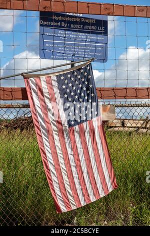 Gerettet amerikanische Flagge vor der Flut am Sanford Dam, MI, USA. 6-11-2020, Staudamm brach & Überschwemmung aufgetreten 5-20-2020, von James D. Coppinger/Dembinsky Photo Assoc Stockfoto