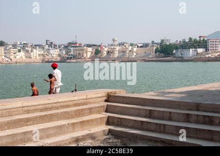 Pushkar See oder Pushkar Sarovar ist ein heiliger See der Hindus befindet sich in der Stadt Pushkar in Ajmer Bezirk der Rajasthan Staat der westlichen I Stockfoto