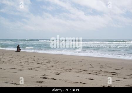 Angeln im Meer von San Gregorio State Beach, Kalifornien. Stockfoto