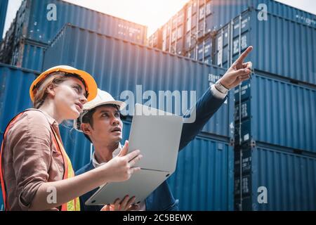 Business Team Container Cargo Shipping Control Inspektion Verladen Dock und Management Import/Export Fracht an Port Ship Yard. Manager und Vorarbeiter Tee Stockfoto