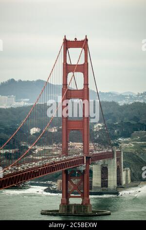 Südliche Ende der Golden Gate Bridge, PG&E Tower und Fort Winfield Scott an einem grauen Tag im Januar. Aus Battery Spencer. Stockfoto