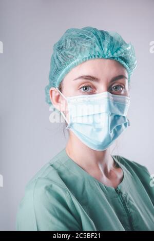Medizinische Chirurgische Arzt und Gesundheitswesen, Porträt des Chirurgen Arzt in PSA-Ausrüstung auf isolierten Hintergrund. Medizin Weibliche Ärzte Tragen Gesichtsmaske Stockfoto