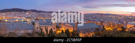 Barcelona - das Panorama der Stadt in der Abenddämmerung. Stockfoto