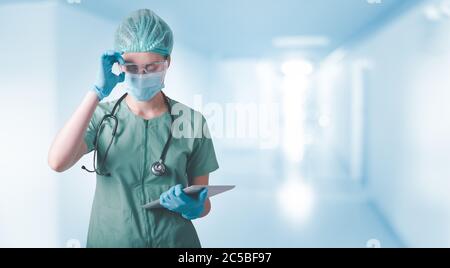 Medizinische Chirurgische Arzt und Gesundheitswesen, Porträt des Chirurgen Arzt in PSA-Ausrüstung im Untersuchungsraum. Medizin weibliche Ärzte tragen Gesichtsmaske ein Stockfoto
