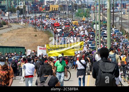 Oakland, CA - 19. Juni 2020: Die Arbeiter im Hafen von Oakland versammelten sich zur Juneteenth und fordern Polizeireform. Tausende marschierten durch die Straßen o Stockfoto