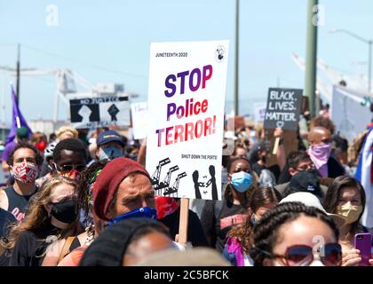 Oakland, CA - 19. Juni 2020: Die Arbeiter im Hafen von Oakland versammelten sich zur Juneteenth und fordern Polizeireform. Tausende marschierten durch die Straßen o Stockfoto