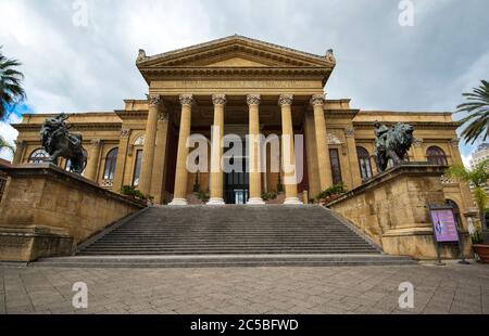 Neoklassizistisches Teatro Massimo, Opernhaus, Piazza Verdi, Palermo, Sizilien, Italien Stockfoto