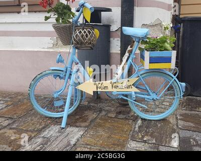 Schöne dekorative alte Fahrrad mit Blumen in Töpfen Stockfoto