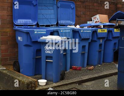 Behälter für Müll und für Recycling von Gegenständen wie Glas und Papier in einer Hintergasse in Vancouver, British Columbia, Kanada Stockfoto