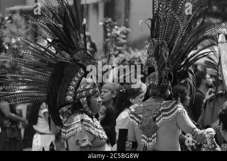 MEXIKO STADT, MEXIKO - September / 22 / 2018 indigene Männer als azteken Krieger gekleidet Stockfoto