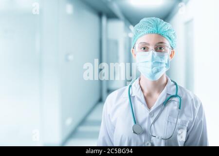 Medizinische Chirurgische Arzt und Gesundheitswesen, Porträt des Chirurgen Arzt in PSA-Ausrüstung auf isolierten Hintergrund. Medizin Weibliche Ärzte Tragen Gesichtsmaske Stockfoto