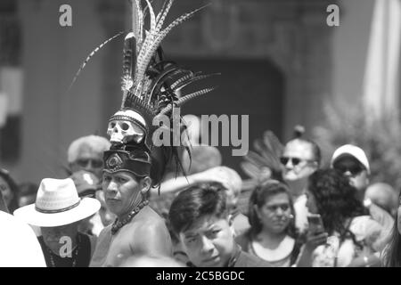 MEXIKO-STADT, MEXIKO - September / 22 / 2018 indigener Mann mit aztekischen Kleidung und Wolke mit menschlichem Schädel Stockfoto