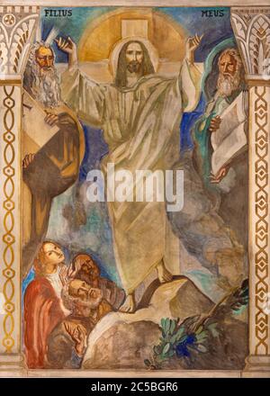 BARCELONA, SPANIEN - 3. MÄRZ 2020: Das Fresko der Trensfiguration auf dem Berg Tabor in der Kirche Parroquia Santa Teresa de l'Infant Jesus. Stockfoto