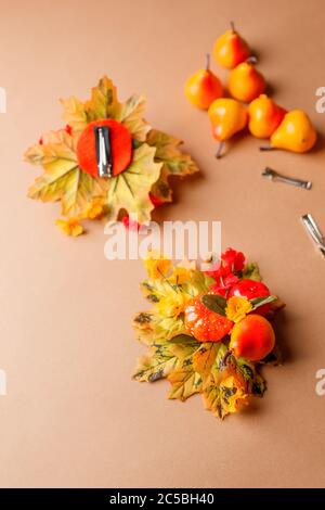 EINFACHE DIY Bogen Haarnadel aus Herbst saisonalen Dekor. Kreativität. Kreativität der Kinder. Filz, Schere, dekorative Früchte und Blätter. Handgefertigtes f Stockfoto