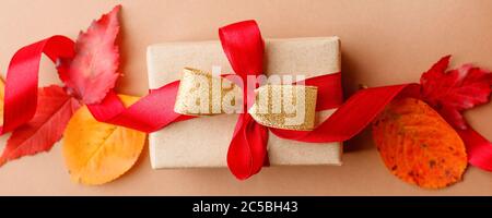 Kreativ Top Ansicht flach Lay Herbst Zusammensetzung Geschenk Geschenkbox getrocknete orange Blumen Blätter Hintergrund kopieren Raum Vorlage Verkauf mockup Herbst Ernte tha Stockfoto