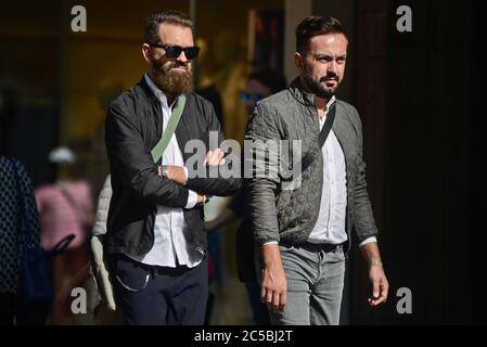 Italienische Männer in der Via Sparano da Bari. Bari, Italien Stockfoto