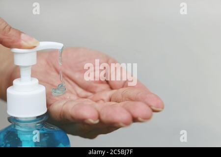 Man Finger pumpende Hand Desinfektionsmittel Gel zur Hand zum Abtöten von Keimen, Bakterien und Viren. Konzept der neuen Norm für Reinigung und Händewaschen. Stockfoto