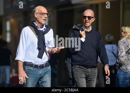 Italienische Männer in der Via Sparano da Bari. Bari, Italien Stockfoto