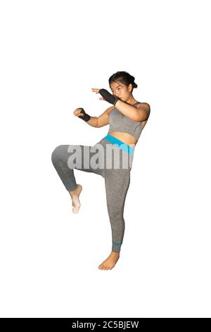 Schöne junge asiatische Mädchen Praxis Muay Thai Boxen durch Treten im Sport Fitness-Club auf isoliert mit Clipping Path. Stockfoto