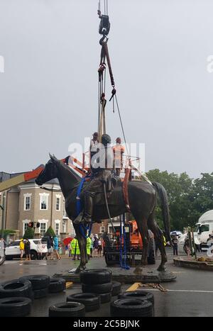 Richmond, VA, USA. Juli 2020. Stonewall Jackson Statue befindet sich auf Monument Avenue in Richmond gesehen, auf Befehl von Bürgermeister Levar Stoney entfernt, die die sofortige Entfernung von mehreren Denkmälern in der Stadt Richmond Mittwoch, 1. Juli 2020 in Richmond, Virginia angeordnet. Kredit: Mpi34/Media Punch/Alamy Live Nachrichten Stockfoto