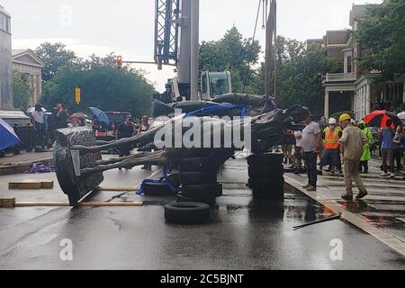 Richmond, VA, USA. Juli 2020. Stonewall Jackson Statue befindet sich auf Monument Avenue in Richmond gesehen, auf Befehl von Bürgermeister Levar Stoney entfernt, die die sofortige Entfernung von mehreren Denkmälern in der Stadt Richmond Mittwoch, 1. Juli 2020 in Richmond, Virginia angeordnet. Kredit: Mpi34/Media Punch/Alamy Live Nachrichten Stockfoto