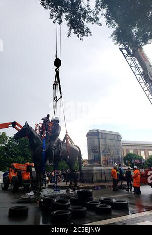 Richmond, VA, USA. Juli 2020. Stonewall Jackson Statue befindet sich auf Monument Avenue in Richmond gesehen, auf Befehl von Bürgermeister Levar Stoney entfernt, die die sofortige Entfernung von mehreren Denkmälern in der Stadt Richmond Mittwoch, 1. Juli 2020 in Richmond, Virginia angeordnet. Kredit: Mpi34/Media Punch/Alamy Live Nachrichten Stockfoto