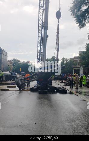 Richmond, VA, USA. Juli 2020. Stonewall Jackson Statue befindet sich auf Monument Avenue in Richmond gesehen, auf Befehl von Bürgermeister Levar Stoney entfernt, die die sofortige Entfernung von mehreren Denkmälern in der Stadt Richmond Mittwoch, 1. Juli 2020 in Richmond, Virginia angeordnet. Kredit: Mpi34/Media Punch/Alamy Live Nachrichten Stockfoto