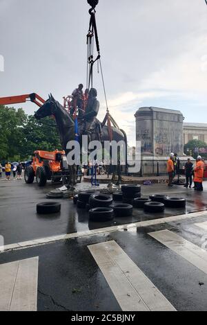 Richmond, VA, USA. Juli 2020. Stonewall Jackson Statue befindet sich auf Monument Avenue in Richmond gesehen, auf Befehl von Bürgermeister Levar Stoney entfernt, die die sofortige Entfernung von mehreren Denkmälern in der Stadt Richmond Mittwoch, 1. Juli 2020 in Richmond, Virginia angeordnet. Kredit: Mpi34/Media Punch/Alamy Live Nachrichten Stockfoto