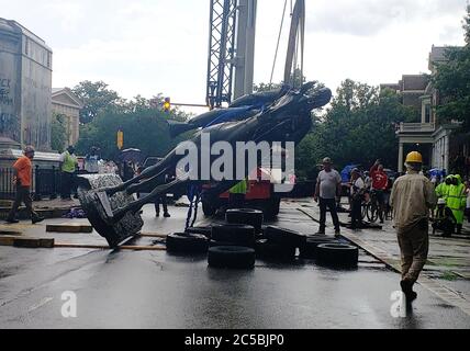 Richmond, VA, USA. Juli 2020. Stonewall Jackson Statue befindet sich auf Monument Avenue in Richmond gesehen, auf Befehl von Bürgermeister Levar Stoney entfernt, die die sofortige Entfernung von mehreren Denkmälern in der Stadt Richmond Mittwoch, 1. Juli 2020 in Richmond, Virginia angeordnet. Kredit: Mpi34/Media Punch/Alamy Live Nachrichten Stockfoto