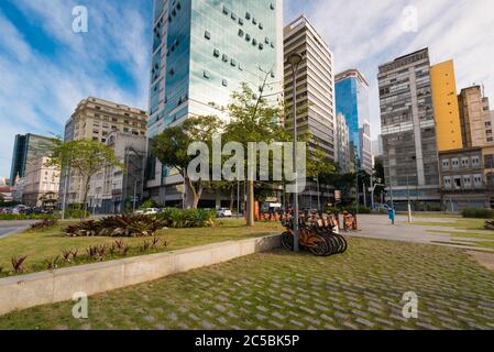 Kleiner Platz in Rio de Janeiro City Downtown mit Gebäuden um Stockfoto