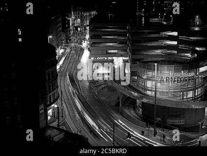 Nächtliche Straßenfotografie. Straßen bei Nacht. Architektur, Straßenbeleuchtung, Arndale Centre, Manchester, Autowege, Zeitraffer, Trambahnen Stockfoto