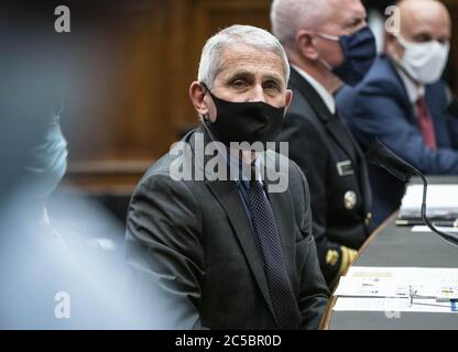 (200702) -- PEKING, 2. Juli 2020 (Xinhua) -- Anthony Fauci, Direktor des US-amerikanischen National Institute of Allergy and Infectious Diseases, bereitet sich darauf vor, vor dem Energie- und Handelsausschuss des Repräsentantenhauses über die Überwachung der Reaktion der Trump-Regierung auf die COVID-19-Pandemie in Washington, DC, USA, 23. Juni 2020, Aussagen zu treffen. (Sarah Silbiger/Pool via Xinhua) Stockfoto