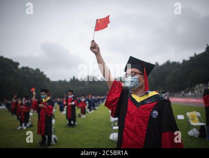 Peking, Chinas Provinz Hubei. Juni 2020. Die Absolventen werden bei der Eröffnungszeremonie der Wuhan Universität in Wuhan, der zentralchinesischen Provinz Hubei, am 20. Juni 2020 gesehen. Quelle: Xiao Yijiu/Xinhua/Alamy Live News Stockfoto