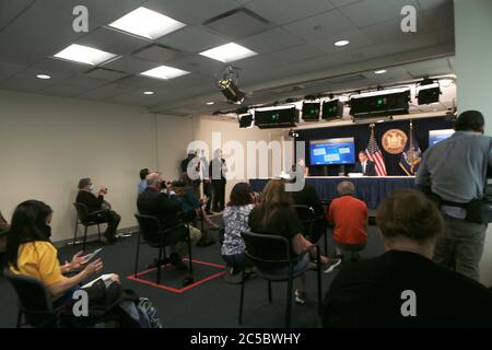 New York, NY, USA. Juli 2020. New Yorker Gouverneur Andrew Cuomo hält seine tägliche Pressekonferenz zum COVID-19 Update ab, wo er neue Beschränkungen bekannt gab und neue Staaten unter Quarantäne stellte, die am 1. Juli 2020 in New York City im Gouverneursbüro abgehalten wurden. Kredit: Mpi43/Media Punch/Alamy Live Nachrichten Stockfoto