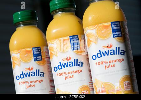 Flaschen mit Odwalla Saftprodukten für ein Foto arrangiert. Stockfoto