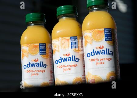 Flaschen mit Odwalla Saftprodukten für ein Foto arrangiert. Stockfoto