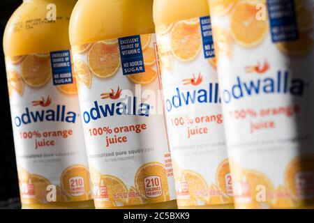 Flaschen mit Odwalla Saftprodukten für ein Foto arrangiert. Stockfoto