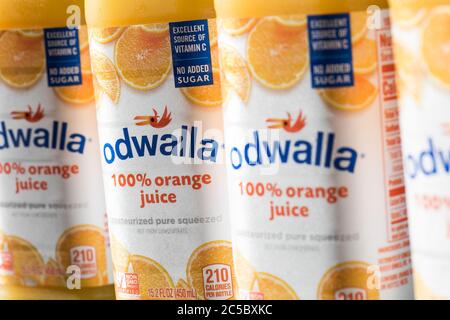 Flaschen mit Odwalla Saftprodukten für ein Foto arrangiert. Stockfoto