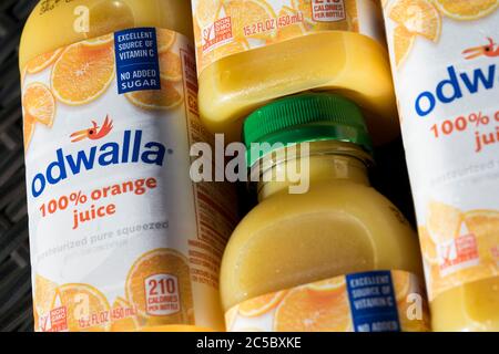 Flaschen mit Odwalla Saftprodukten für ein Foto arrangiert. Stockfoto